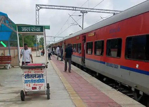 करणपुर खबर: रेलवे स्टेशन पर दिल्ली-सरायरोहिल्ला-बीकानेर जाने वाली ट्रेन हुई खराब ।3 घंटे खड़ी रही ट्रेन, यात्री हुए परेशान